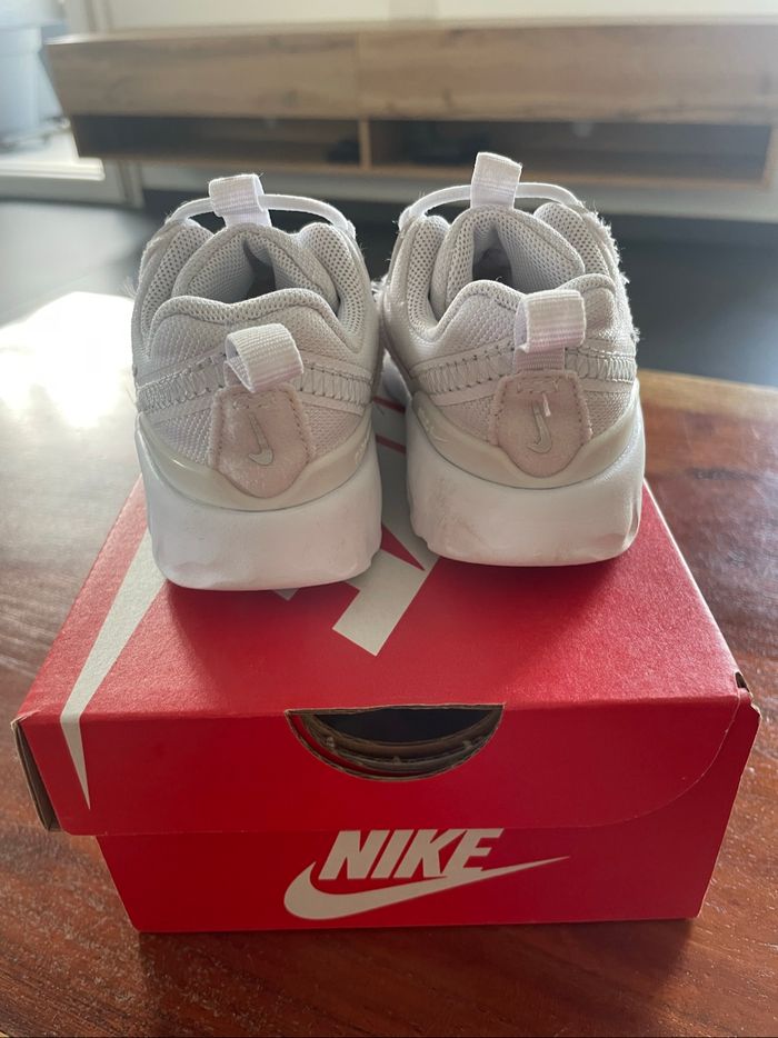 Basket Nike blanche taille 23,5 - photo numéro 2