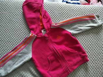 Veste adidas rose et gris en 3/6 mois très bon état 