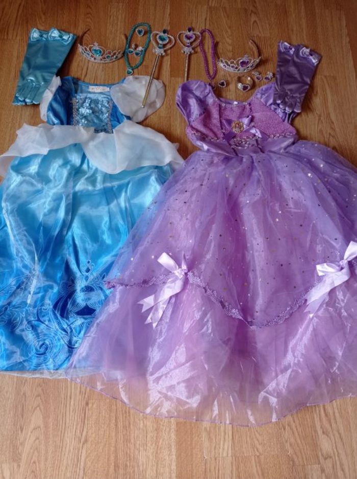 Lot déguisement 2 robes de princesse 5-6ans