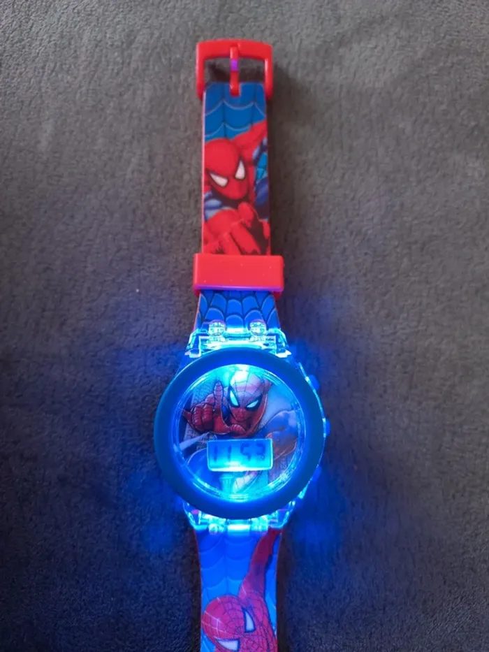 Montre lumineuse digitale spiderman - photo numéro 3