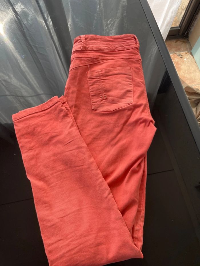 Joli pantalon rouge en taille 40