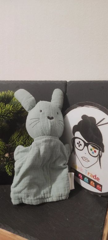 doudou marionnette lapin Vertbaudet lange vert noir  coeur blanc pompon Gris