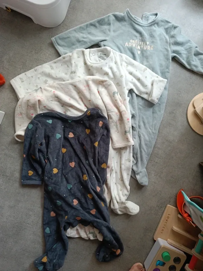 Lot de 4 pyjamas kiabi 12 mois velours bleus roses - photo numéro 2