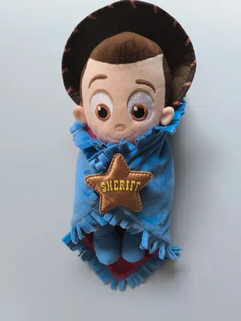 Peluche bébé Woody Disneyland Paris avec couverture