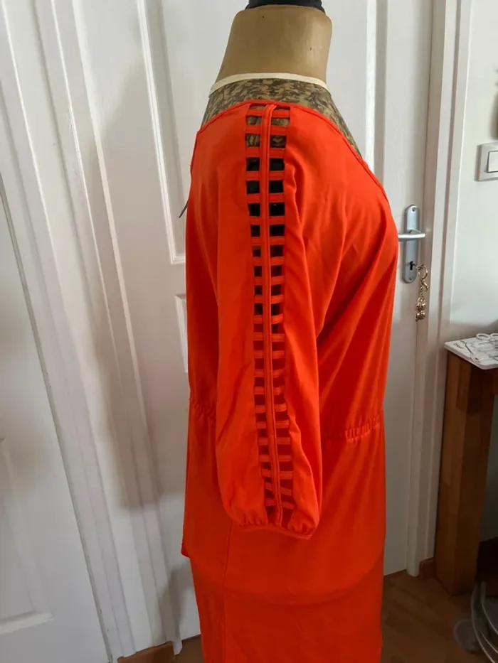 Robe près du corps orange marque L33 collection Virginie et moi taille 5 soit 46 - photo numéro 3