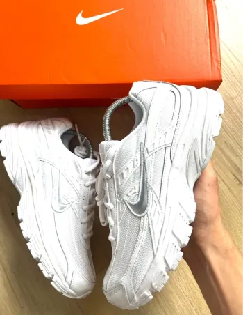 Nike Initiator Triple White Fluffy Taille 38,5