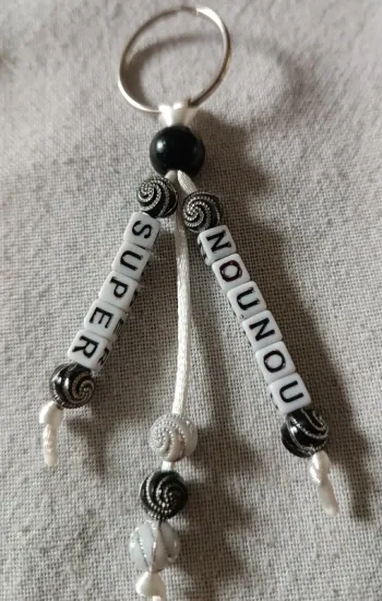 Porte clefs super nounou noir et blanc