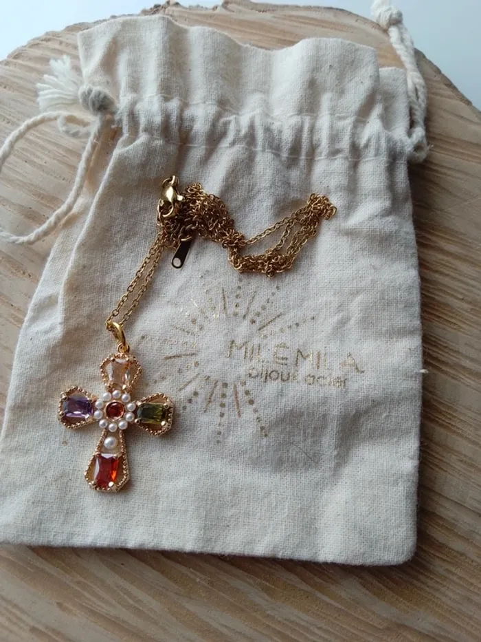 Collier croix avec zircons colorés