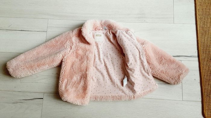 Vêtement fille manteau rose moumoute Okaidi 4 ans - photo numéro 2