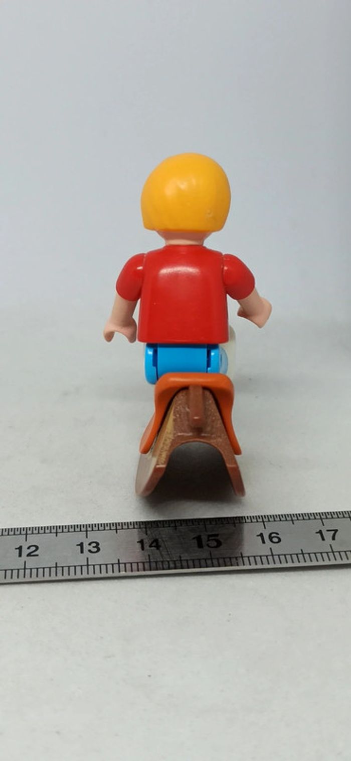 Enfant garçon sur cheval à bascule playmobil - photo numéro 3