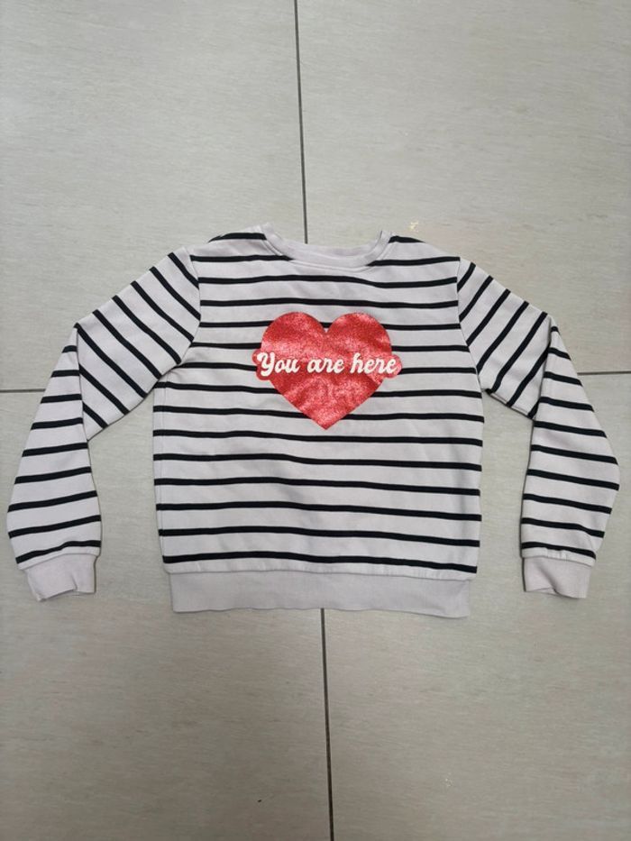 Pull ligné avec cœur rouge à paillettes « you are here »