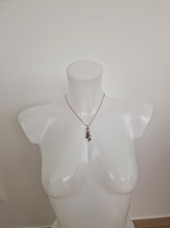 Collier argenté avec décorations et perles rosées
