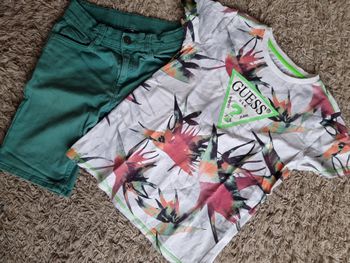 ensemble composé d'un t-shirt Guess et d'un short Kiabi taille 12 ans