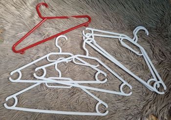 Lot 6 cintres adultes