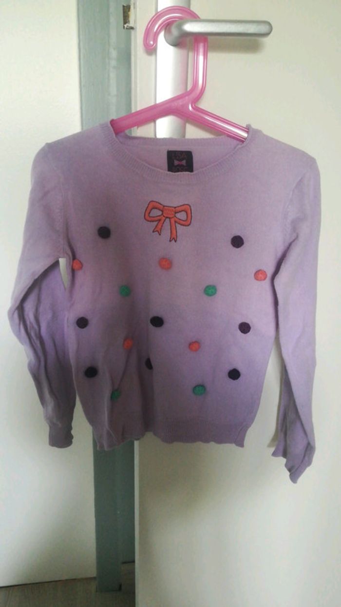 Pull mauve avec ponpons en relief