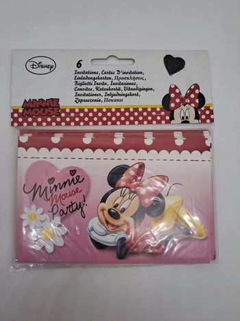 Lot de 6 cartes d'invitations "Minnie" avec leur enveloppe.
14x9cm.
NEUVE.
