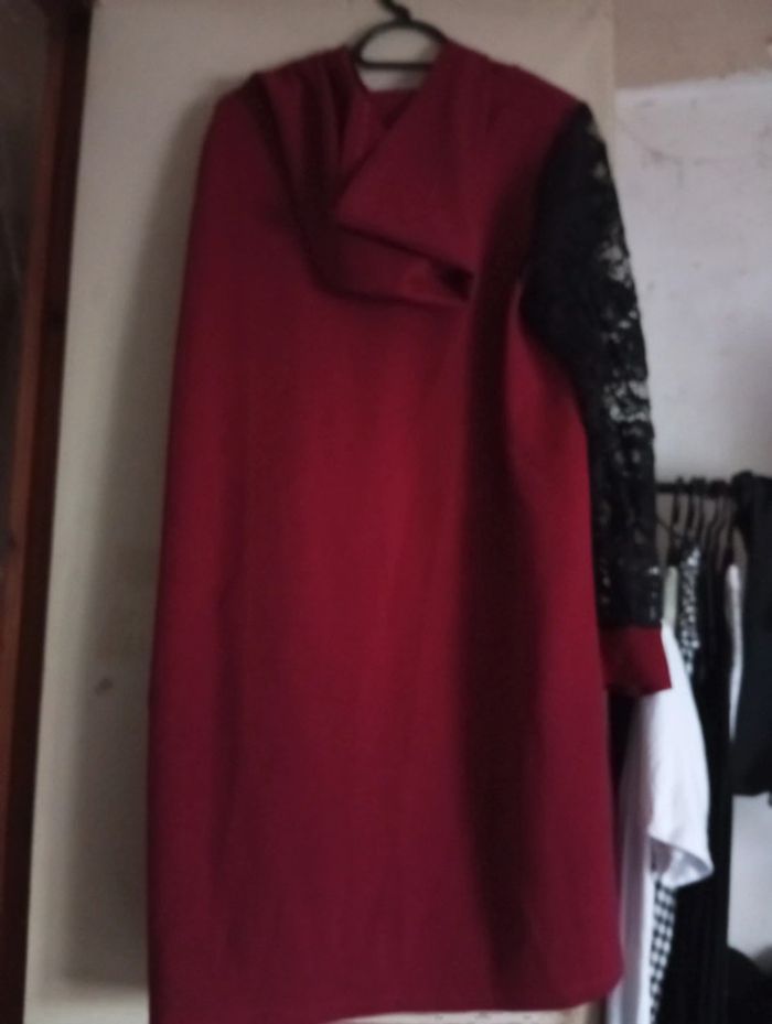 Robe rouge à capuche - photo numéro 2