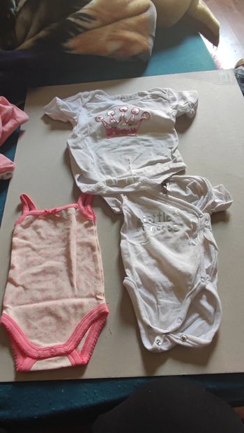 lot 3 bodies manches courtes 1 mois