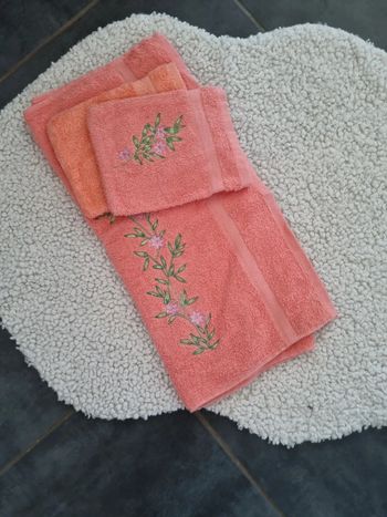Serviette de toilette/ bain et 2 gants neuf
