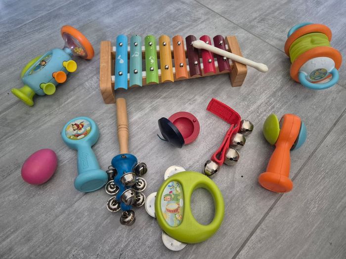 Lot d'instruments de musique en bois