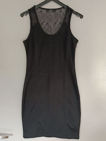 Robe noire dentelle au dos T 36