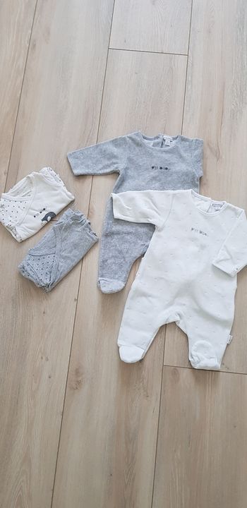 Lot pyjamas et bodies 1 mois