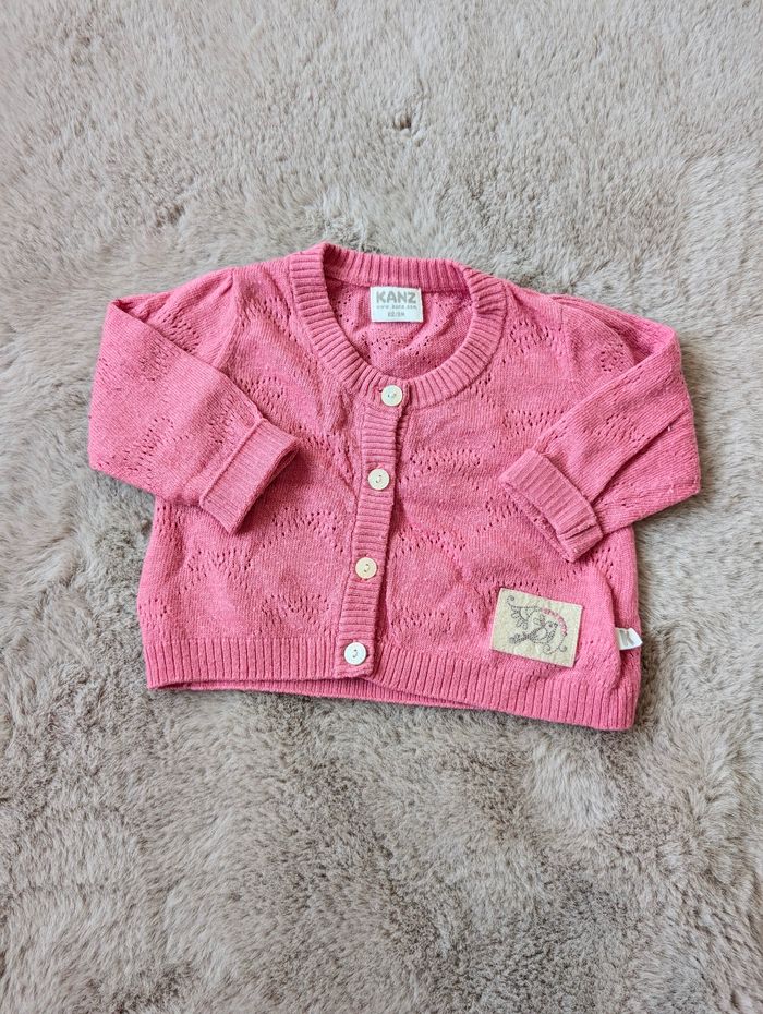Gilet tricoté couleur rose framboise de la marque kanz en taille 3 mois