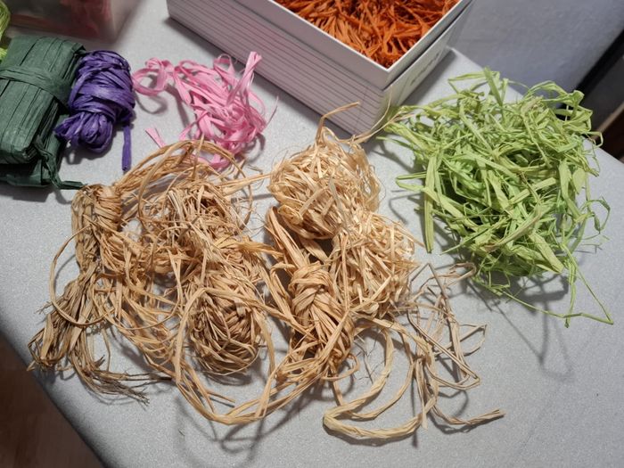 Gros lot de raphias naturels et colorés pour divers loisirs créatifs + fleurs oranges neuves - photo numéro 3