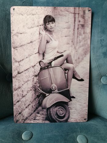 Plaque métal fille Vespa Italie neuve 20x30cm
