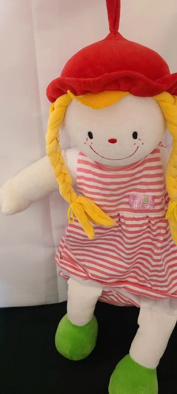 Poupee doudou Julia tresses jaunes chapeau rouge