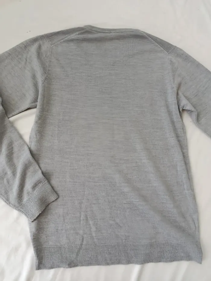 Joli pull col V gris coupe large femme taille M. Tout doux - photo numéro 5