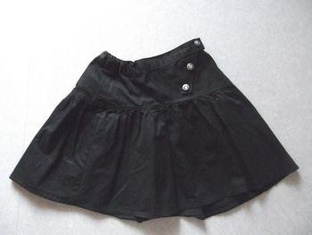 Jupe noire avec boutons sur le côté
