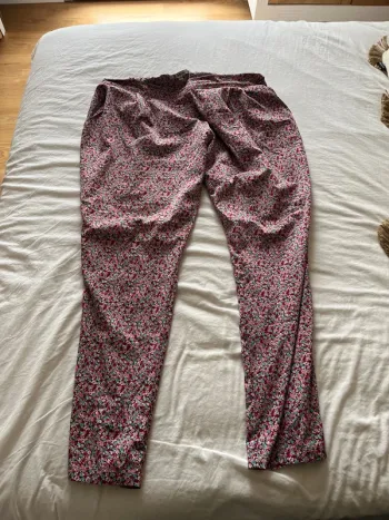 Pantalon léger, fleuri, idéal pour l’été bleu et rose