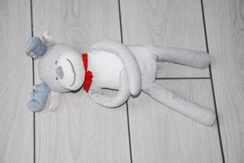 Doudou Cerf Obaibi Okaidi 40 Cm écharpe rouge