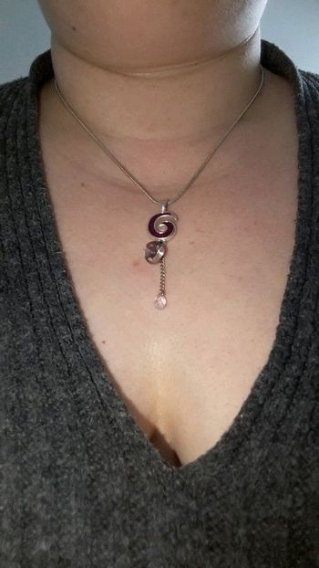 Collier fantaisie pendentif spirale violet/fushia