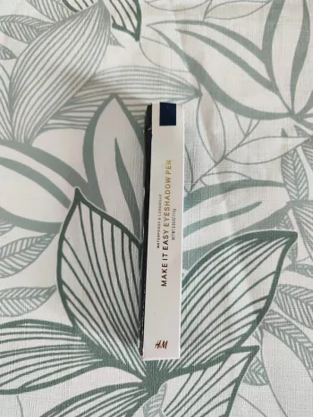 H&M stylo ombre à paupières royal secrets 1,5g  à utiliser 18 mois après ouverture