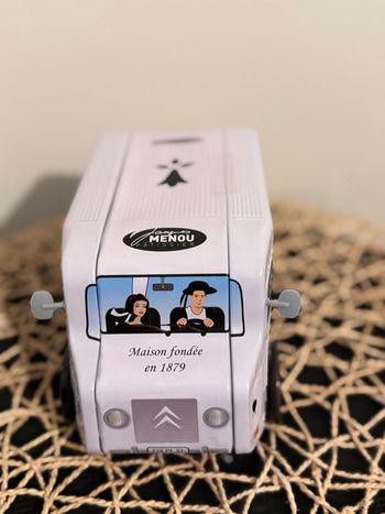 boîte métal en forme de Citroën Tube H, célèbre fourgon automobile de l’époque, avec roues mobiles