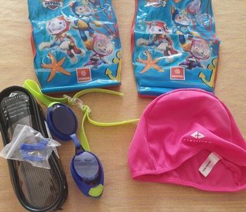 Lot bonnet lunette et brassards 