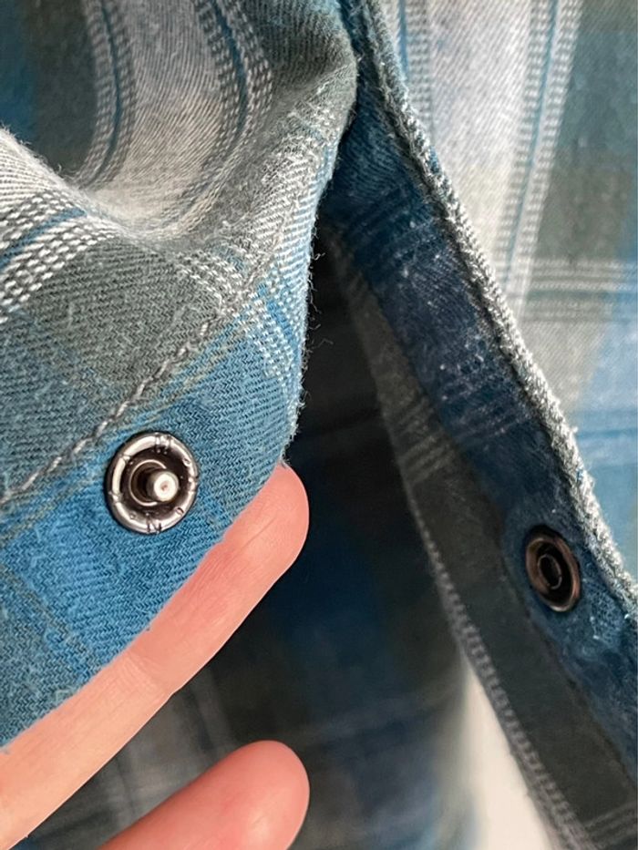 Super petite chemise en 93% coton à carreaux tons turquoise vert / bleu canard et boutons pression - photo numéro 4