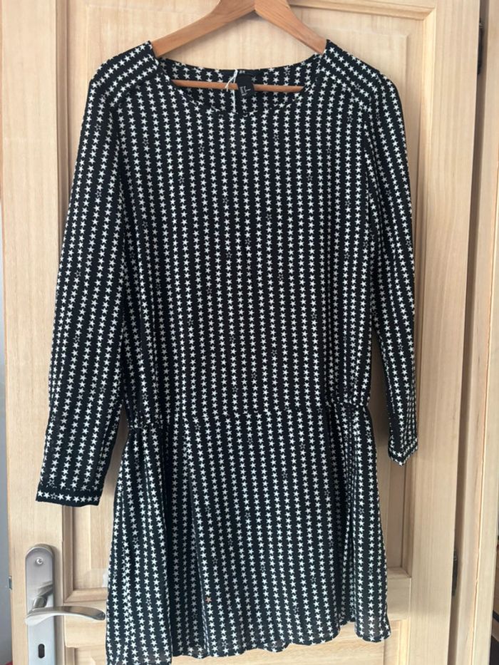 Robe H&M noire et étoiles taille 38
