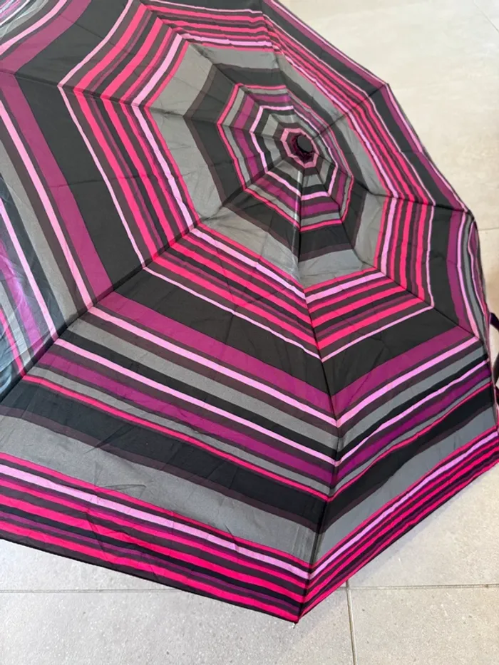 Parapluie Isotoner, bon état général, - photo numéro 3