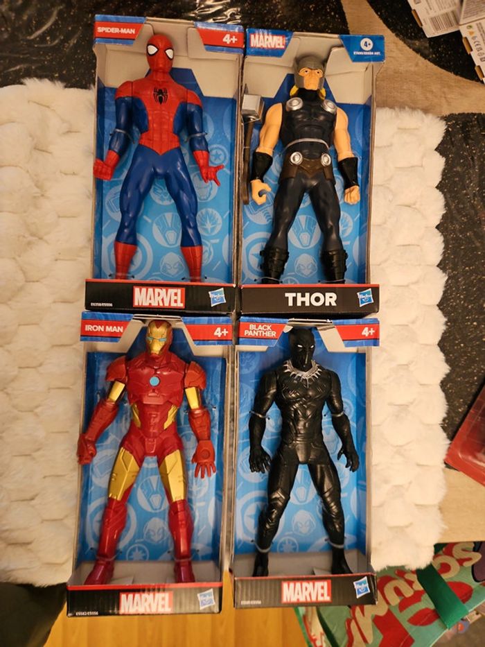 Lot de 4 grandes figurines marvel
