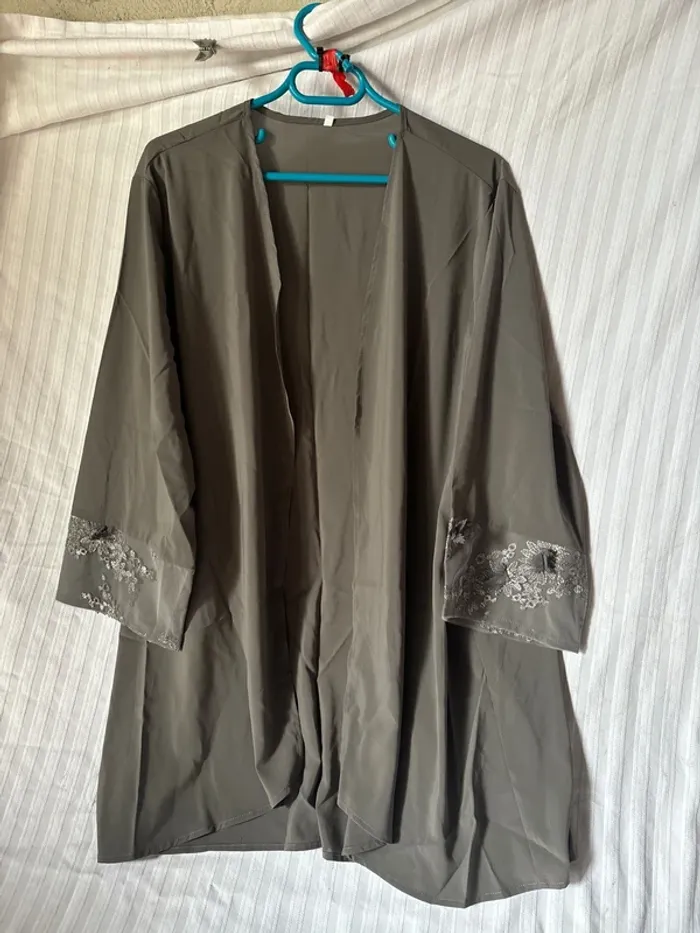 Ensemble 3 pièces ( t-shirt/pantalon/blouse) - photo numéro 4