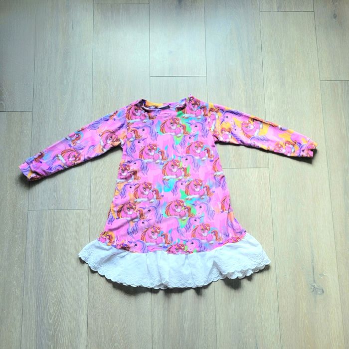 Très belle robe rose, motif licorne. Fille 8 ans