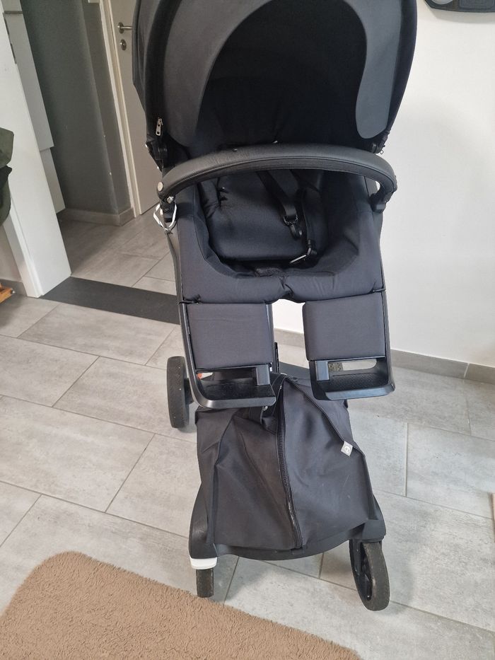 Titre : Ensemble poussette Stokke avec siège auto et sac – Excellent état
Description :
Je vends un ensemble de poussette Stokke en très bon état, comprenant une poussette, un siège auto et un sac assorti.
Couleur : Noir
Prix : 120 euros
Localisation : Y - photo numéro 4