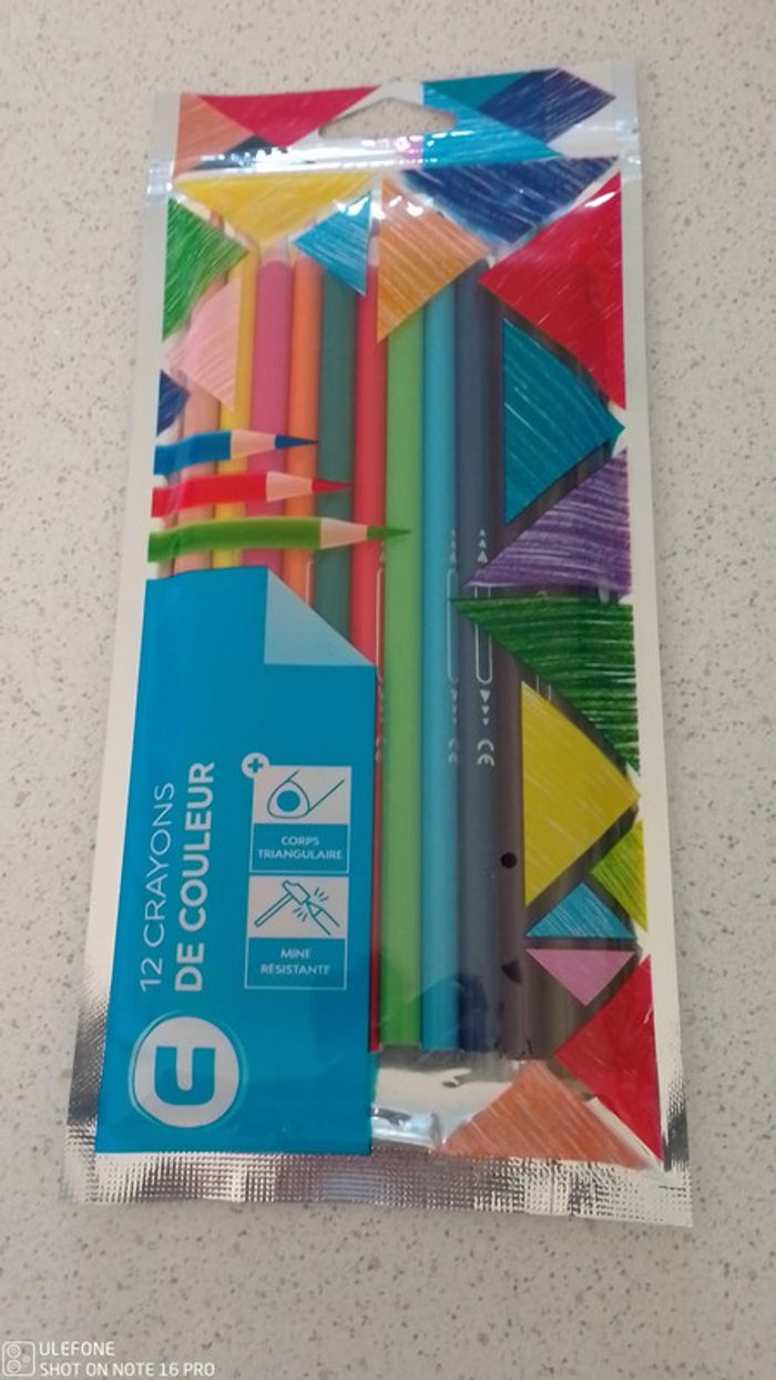12 crayons de couleur