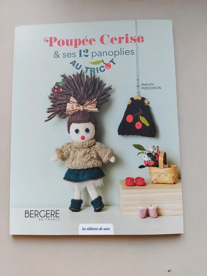 Livre poupée cerise au tricot