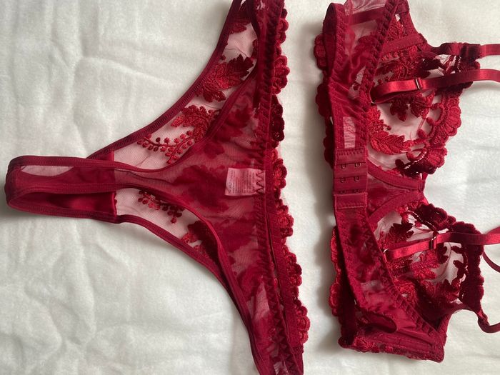 Ensemble de lingerie rouge dentelle neuf - photo numéro 4