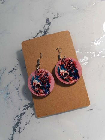 boucle d'oreille tête de mort rose