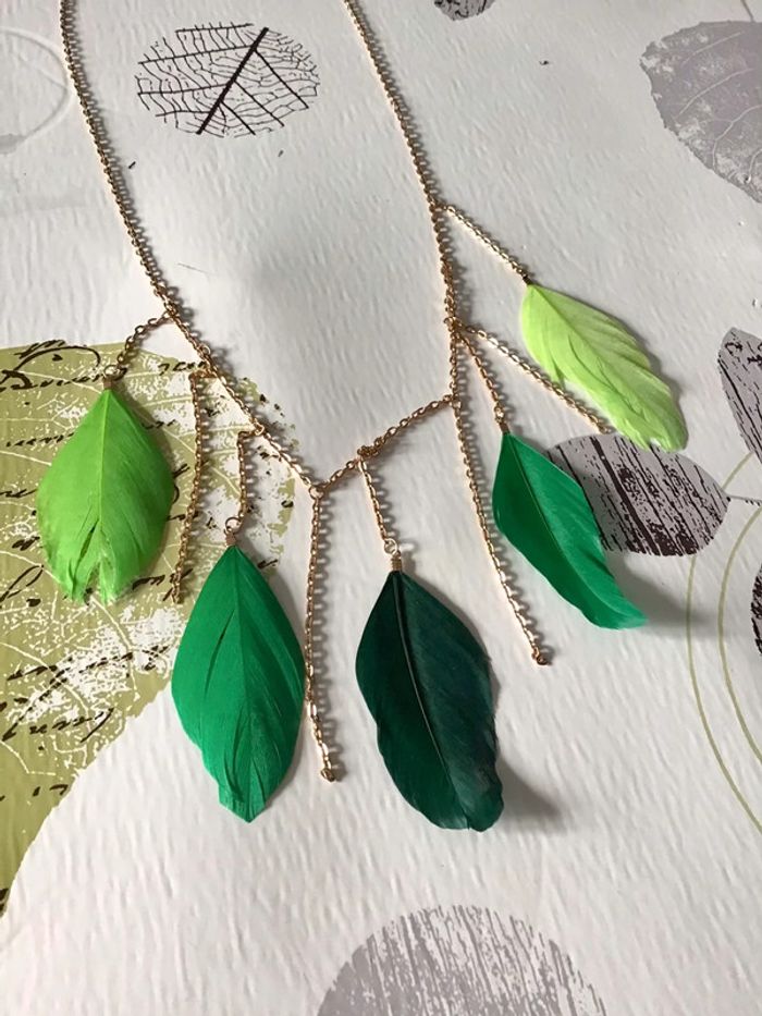Collier fantaisie avec plume verte bicolore - photo numéro 2